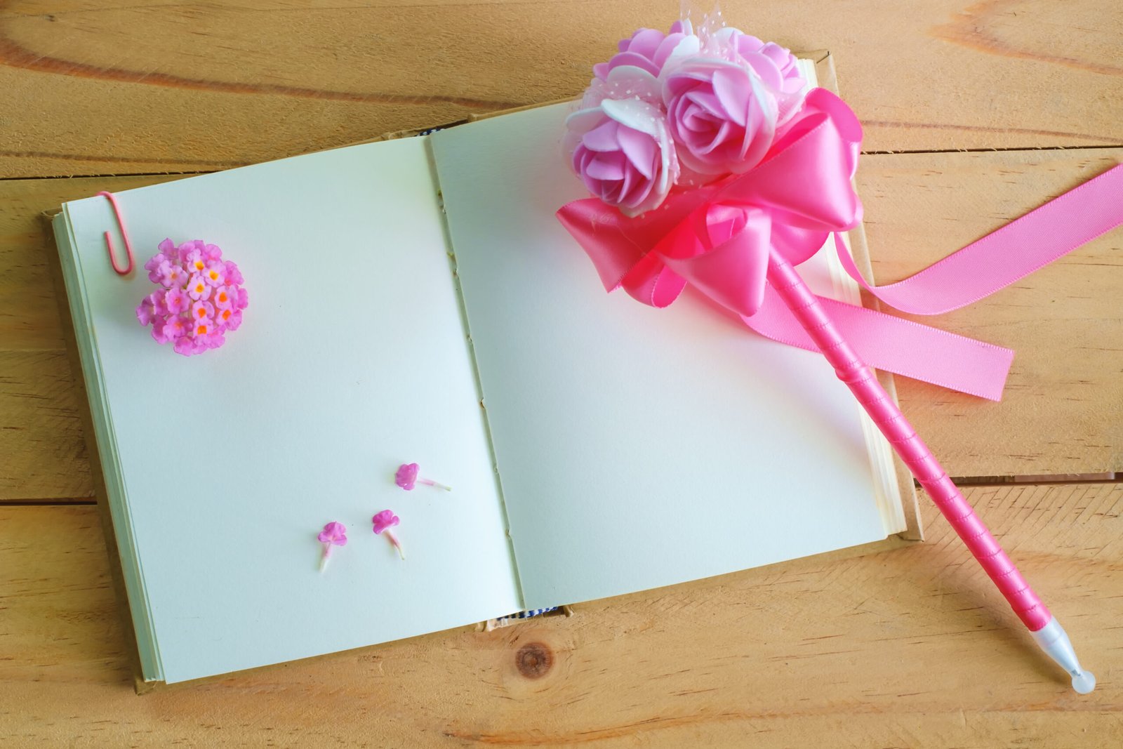 Top,View,Of,Blank,Diary,Notebook,And,Pink,Flower,On